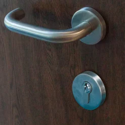 SplenDoor  Premium-Haustür Passivedoor Visby RC2 energiesparend einbruchsicher nussbaum 100 x 200 cm links