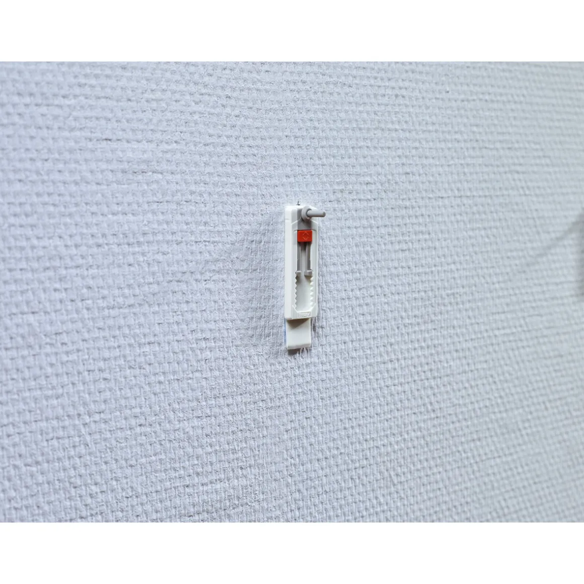 Tesa Klebeschraube für Tapete und Putz verstellbar 2 Stück Traglast 2 x 1 kg